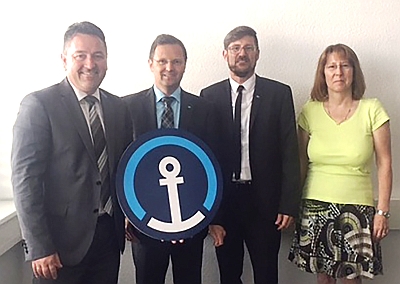 Kooperation für gesunde Mitarbeiter: Herbert Stadlbauer (links), Regionalleiter Kontraktlogistik Kühne + Nagel Bayern, und Personalreferentin Heidi Sagerer vereinbarten eine enge Zusammenarbeit mit (von links) AOK-Direktor Georg Kagermeier und Jürgen Häns, AOK-Bereichsleiter für Firmenkunden. - Foto: Bragulla