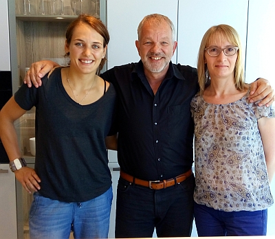 Edel Fan Albert Riedle vom langjährigen NawaRo-Partner Küchenhaus Riedle & Riedle freut sich mit NawaRo-Geschäftsführerin Ingrid Senft (rechts) über die Vertragsverlängerung von Zuspielerin Marta Swiechowska (links). Foto: Kettenbohrer