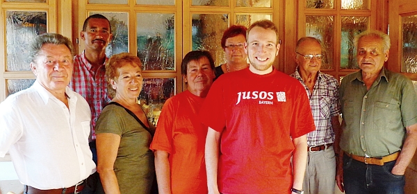 Lukas Butterworth (3. von rechts) bleibt weiterhin Vorsitzender beim SPD-Ortsverein Ascha.