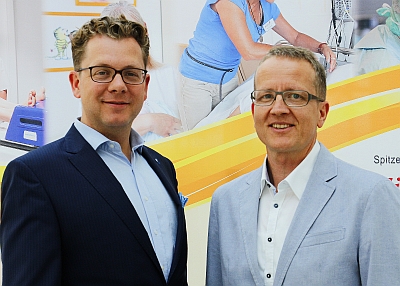 Geschäftsführer Nicolas von Oppen (links) heißt den neuen Belegarzt Dr. Michael Betz willkommen.
