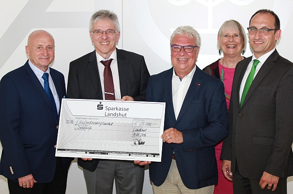 v.l. Oberbürgermeister Hans Rampf, Johann Kaltenhauser und Hans-Dieter Schenk (Vorsitzende des Beirates), Evi Wimberger (AOK-Selbsthilfe-Ansprechpartnerin), Richard Kirmaier (Direktor der AOK Direktion Landshut) mit einem Scheck über die Summe der AOK-Selbsthilfeförderung für das Jahr 2016. - Foto: AOK Landshut