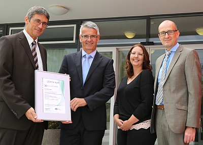 Vorstand Robert Betz (2. v. l.) und die QM-Beauftragten der Kreiskliniken Bogen-Mallersdorf Johannes Pirner (r.) und Kerstin Kienberger (2. v. r.) bekommen das DIN EN ISO 9001:2008 Qualitätszertifikat vom DEKRA-Verantwortlichen Robert Zizler (l.) überreicht. - Foto: Kreiskliniken