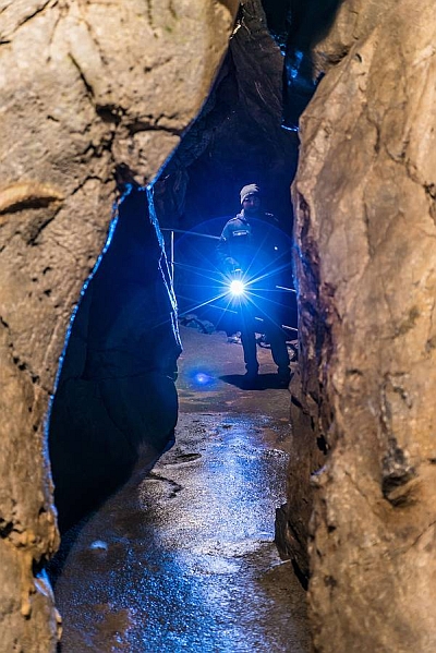 Bei einer Taschenlampenführung können sich die Besucher in die Entdecker der Rübeländer Höhlen hineinversetzen. 1561 KB Foto: djd/Tourismusbetrieb der Stadt Oberharz am Brocken - Rübeländer Tropfsteinhöhlen