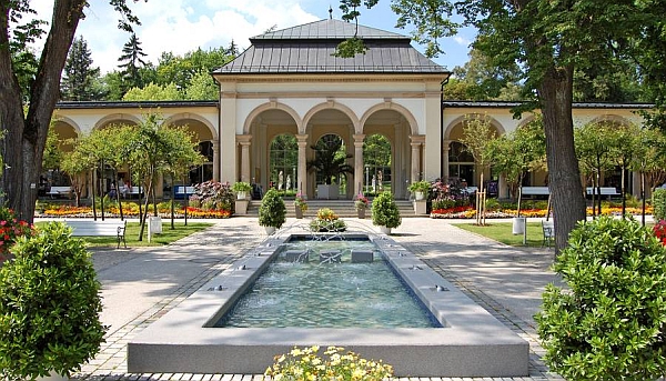 Ein Ort der Ruhe, aber auch Ausgangspunkt für Wanderungen, zum Beispiel zum Rennsteig oder an das Grüne Band, ist der Denkmal geschützte, historische Kurpark in Bad Steben. Foto: djd/Bayerisches Staatsbad Bad Steben