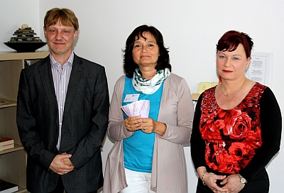 Thomas und Silvia Müller übergaben eine Spende von 5000 Euro an die Leiterin des Hospizes Vilsbiburg, Erika Bäumel (mitte) - Foto: LAKUMED Kliniken