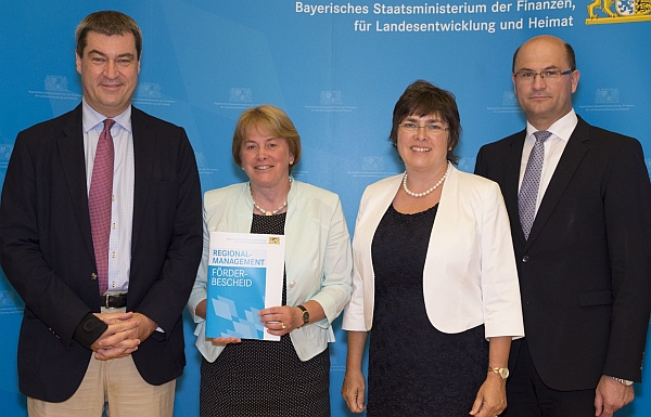 Übergabe des Förderbescheids in München – von links: Finanz- und Heimatminister Markus Söder, Stellvertretende Landrätin Barbara Unger, Regionalmanagerin Rita Kienberger, Staatssekretär Albert Füracker. - Foto: Landratsamt Straubing-Bogen