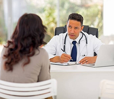 Hat der behandelnde Arzt eine Sonderqualifikation? Auch das sollte im vertrauensvollen Gespräch vor dem Schönheits-Eingriff erfragt werden. Foto: djd/MediDate/www.delightimages.com