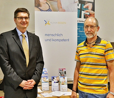 Leitender Oberarzt Dr. med. Raimund Bauer (l.) und Physiotherapeut Rochus Dedler. - Foto: Klinik Bogen