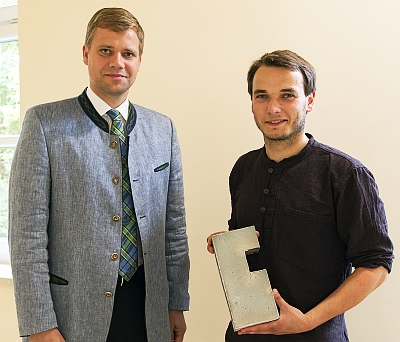 1.Bezirkstagspräsident Dr. Olaf Heinrich und der Künstler Paul Karl stellten die „Kulturpreis“-Skulptur in der Bezirkstagssitzung vor - Foto: Bezirk Niederbayern