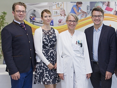 Freuen sich auf eine gute Zusammenarbeit zum Wohle der Patienten: v.l. Geschäftsführer des Klinikums Nicolas von Oppen, Sozialpädagogin Sonia Riedl, Chefärztin der Klinik für Onkologie & Hämatologie, Barbara Kempf, Geschäftsführer der Bayerischen Krebsgesellschaft Markus Besseler. - Foto: Klinikum Landshut