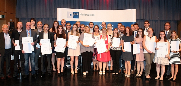 IHK-Zeugnisse für 39 Absolventen aus Straubing - Foto: IHK