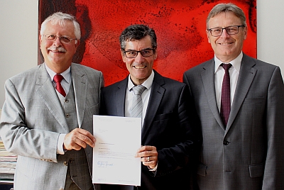 Regierungspräsident Heinz Grunwald und der Leiter des Bereichs Schulen der Regierung Josef Schätz wünschen Franz Schneider (Mitte) alles Gute für die neue Aufgabe als Sachgebietsleiter Grund- und Mittelschulen - Erziehung/ Unterricht/Qualitätssicherung an der Regierung von Niederbayern. Foto: Regierung von Niederbayern