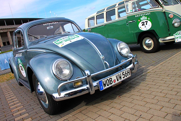 Hamburg-Berlin-Klassik 2015: Die Oldtimer aus dem Fundus der VW-Erlebniswelt „Autostadt“ vor dem Berliner Olympiastadion. Foto: Auto-Medienportal.Net/Westermann