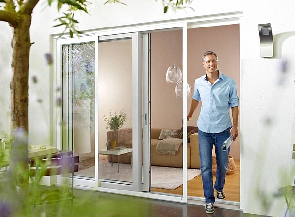 Auch für große Schiebetüren gibt es passende Schutzgewebe, die störende Insekten aus dem Inneren des Hauses verbannen können. - Foto: djd/NEHER