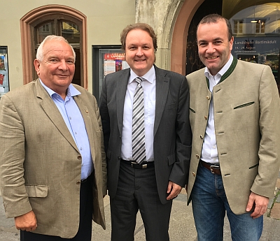 Der EVP-Vorsitzende Joseph Daul (l.) und Europaabgeordneter Manfred Weber (r.) trafen sich mit Landtagsabgeordnetem Helmut Radlmeier. - Foto: Schachtner