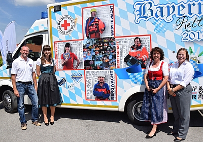 Die Models vor dem Volksfestretter: (von links: Harald Sautner Wasserwacht Waltendorf, Christina Schmalzl Jugendrotkreuz Mitterfels, Annerose Able Bergwacht Straubing, Melanie Würstl Bereitschaft Bogen) - Foto: BRK-Kreisverband