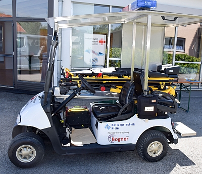 Ein neues Rettungsmittel im Test auf dem Gäubodenvolksfest: ein umgebautes Golfcart - Foto: BRK-Kreisverband