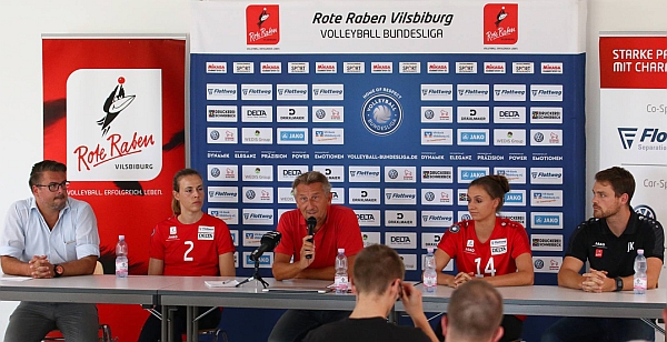 v.li. Geschäftsführer André Wehnert, Neuzugang Kerley Becker, Pressesprecher Michael Stolzenberg, Nationalspielerin Lena Stigrot, Cheftrainer Jonas Kronseder – Foto: Peter Pilsner