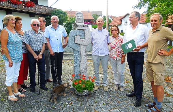 Luisa und Albert Alonso aus Spanien wurden beim Thürriegl-Denkmal von einer Vereinsabordnung herzlich willkommen geheißen. (von rechtes: Ernst Hilmer, Bürgermeister Fritz Fuchs, Frau und Herr Alonso, Werner Wittig und Vereinsmitglieder) 