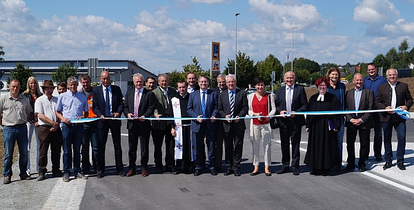Vertreter der Baufirmen gemeinsam mit der Geistlichkeit und den Verantwortlichen aus der Politik bei der offiziellen Einweihung. U.a. MdB Alois Rainer (7. von links), daneben Landrat Josef Laumer, Pfarrvikar Pater Witold, MdL Josef Zellmeier, Bürgermeister Franz Schedlbauer, Kreisrätin Anita Karl, zweiter Bürgermeister Helmut Murr. - Foto: Landratsamt Straubing-Bogen