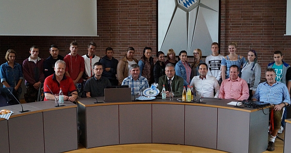 Die ungarische Gruppe mit Landrat Josef Laumer, den Vertretern des Kreisjugendringes sowie den drei ungarischen Lehrern. V.l.n.r.: Die ungarischen Lehrer Ervin Rigó, László Faludi und Tibor Kiraly (Leiter, Dolmetscher und Lehrer der Partnerschule), Landrat Josef Laumer, KJR-Vorsitzender Robert Dollmann, KJR-Vorstandsmitglied Josef Solleder und Kreisjugendpfleger Richard Maier im Sitzungssaal des Landratsamtes. - Foto: Landratsamt Straubing-Bogen