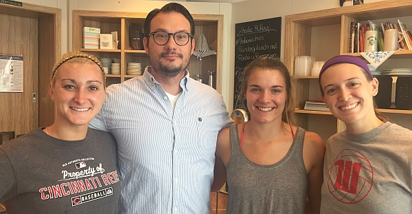 Die NawaRo-Neuzugänge Paige Penrod (links), Jordan Forrest-Drezet (2. v. rechts) und Kara Seidenstricker (rechts) stellten sich persönlich beim langjährigen NawaRo-Partner Max Naber vor - Foto: Ingrid Senft