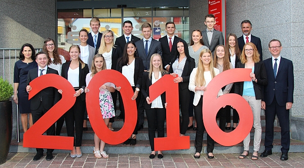 Die neuen Auszubildenden der Sparkasse gemeinsam mit dem stellvertretenden Vorstandsvorsitzenden Dr. Martin Kreuzer (rechts), Personalleiter Direktor Christian Hibler (2.v.r.) und der Aus- und Weiterbildungsbeauftragten Maria Hofbauer (links). - Foto: Sparkassse