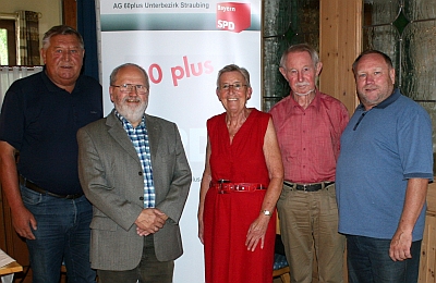 Referent Hans Hundshammer (2.v.re.) griff die Sorgen der Rentnerinnen und Rentner auf und informierte umfassend zur Rentenbesteuerung. Mit dabei (v.l.): Stellvertretender SPD-Ortsvorsitzender Franz Bayer, Vorsitzender der AG 60+ Niederbayern Hartmut Manske, Vorsitzende AG 60+ Straubing-Bogen Irene Ilgmeier und SPD-AK-Sprecher Rainer Pasta - Foto: Pasta
