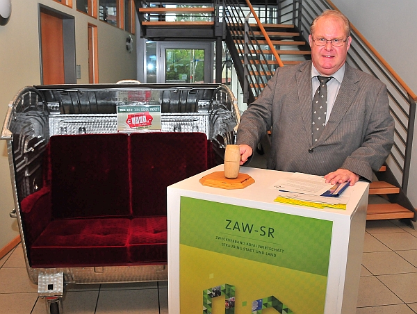 ZAW-SR-Geschäftsführer Anton Pirkl als Auktionator - Foto: Haas