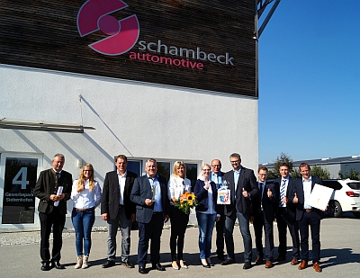 Von links: Josef Laumer (Landrat), Aneta Kroutilova (Dispo Niederlassung Oberschneiding), Thomas Schambeck (Niederlassungsleiter Oberschneiding), Christian Schambeck (Geschäftsführer), Martina Schambeck (Leitung Buchhaltung), Ulrike Höfer (HR Management), Erich Brunner (Wirtschaftsreferent Landratsamt Straubing-Bogen), Klaus Bayer (Leitung Operations), Florian Hölzl (Abteilungsleiter Landratsamt Straubing-Bogen), Ewald Seifert (Bürgermeister Oberschneiding), Christopher Mayer (Leitung Vertrieb & Marketing) - Foto: Landratsamt Straubing-Bogen