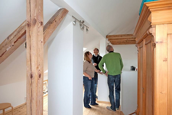 Komfortabel und energetisch sparsam wohnen im Altbau: Der Modernisierungsmarkt boomt. - Foto: djd/Bauherren-Schutzbund