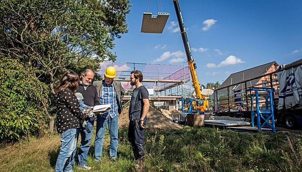 Eine genaue Prüfung des Bauvertrags kann späteren Ärger auf der Baustelle ersparen. - Foto: djd/Bauherren-Schutzbund