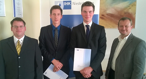 Stefan Nißl (Ausbildungmeister), Martin Rohrmüller (Dualstudent Maschinenbau), Fabian Fuest (Azubi Industriemechaniker), Alfons Weiß (Fachausbilder)