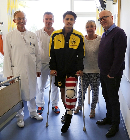 Der BVB-Jungstar Dario Scuderi (Mitte) mit Prof. Michael Strobel (r.), dem Ärztlichen Direktor der Klinik Mallersdorf Dr. Albert Blümel, Chefarzt der Anästhesie (l.), Stationsleiter Andreas Schneider (2. v. r.) und der Mutter Silvana Scuderi (2. v. r.). - Foto: Klinik Mallersdorf