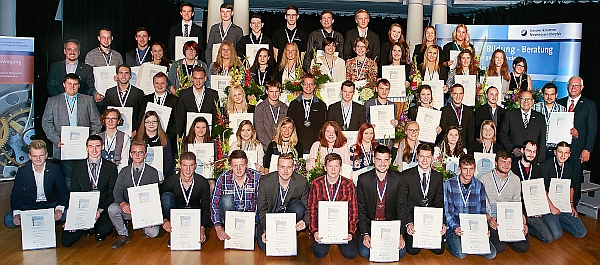 60 Gesellen haben überzeugende Leistungen abgeliefert: Kammervizepräsident Richard Hettmann (2. Reihe, 1. v. re.) und Hauptgeschäftsführer der Handwerkskammer Toni Hinterdobler (2. Reihe, 3. v. re.) sowie Moderator Sebastian Niksch (3. Reihe, 1. v. li.) gratulierten den Kammersiegern. - Foto: Fotoatelier Kaps