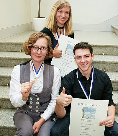 Strahlende Gesichter bei den Kammersiegern: Steinbildhauerin Marie Pauline Reimers (li.), Steinmetzin Jennifer Arnold (Mitte) und Orthopädieschuhmacher Johannes Kummer (re.). - Foto: Fotoatelier Kaups