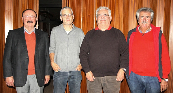 v. links: Artur Christmann (Vorsitzender von den Skatfreunden Straubing), Christian Weber, Johann Käferlein und Bernd Hölterhof. Foto: H.-D. Eckold