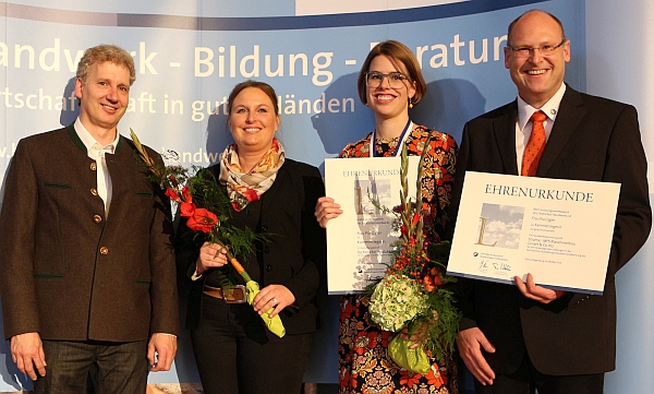 Von links: Erwin Berger (Ausbildungsleiter), Sandra Feldmeier (Ausbilderin für technische Produktdesigner), Pia Gigler (Azubi technische Produktdesignerin), Thomas Mühlbauer, (Abteilungsleiter Mechanik Engineering)