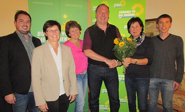 Von links: Bastian Kulzer (Kreisvorsitzender Straubing), MdL Rosi Steinberger, Sigrid Weiss (Kreisvorsitzende Regen), Erhard Grundl, Kreisrätin Anita Karl und Versammlungsleiter Matthias Ernst. 