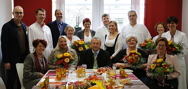 sitzend v. l. Personalratsvorsitzende Irene Liebl, Brigitte Stelzer, Landrat Josef Laumer, Eva Gebhard, Ingeborg Meinel, stehend v. l. Pflegedirektor Johannes Pirner, Chefarzt Prof. Dr. Roland Büttner, Stellvertretender Vorstand der Kreiskliniken Bogen-Mallersdorf Christian Schwarz, Christine Wolny, Martina Stettmer, Nikolaus Kienberger, Stefanie Herrmann, Karl Ma-der, Romy Sonnenfeld und Michaela Winter. - Foto: Klinik Bogen
