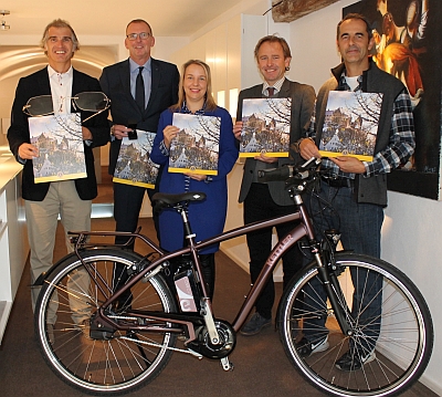 Freuen sich auf eine spannende Weihnachtszeit mit dem neuen Lions-Adventskalender (von links): Roland Kramschuster von Optik Kramschuster, Thomas Kortmann von Kortmann Meisterschmuck, Susann Greindl von Galleria, Club-Präsident Dr. Thomas Krimmel und Werner Braun von Zweirad Pritscher. - Foto: Consult & Create 