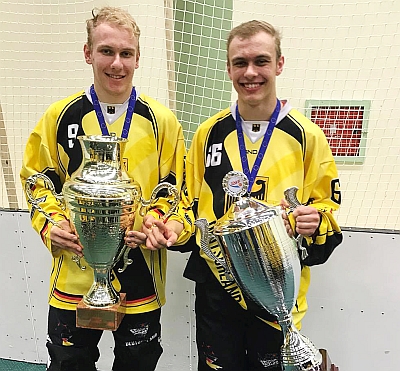 Kevin (links) und Nico Kroschinski mit den Pokalen (Foto: Kubatzki)