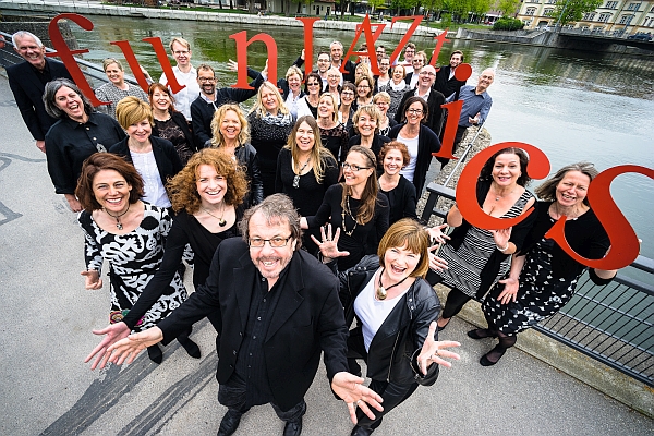 Die funJAZZtics heizen mit einem Mix aus Swing und Jazz bis hin zu Gospels, Soul und Pop ein. Geleitet wird der Landshuter Chor und der gesamte musikalische Abend vom Musik-Urgestein Erich M. Mayer (vorne).