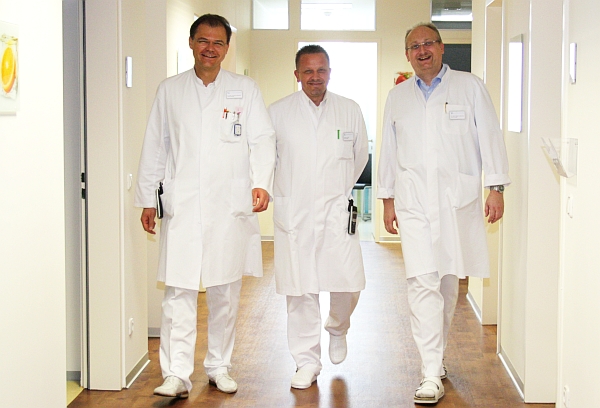 Die Urologen der Klinik Mallersdorf, Chefarzt Dr. med. Gunnar Krawczak (l.), Chefarzt Dr. med. Tobias Lindenmeir (r.) und Oberarzt Ireneusz Florian (Mitte), laden zum 4. Mallersdorfer Tag der Männergesundheit. - Foto: Klinik Mallersdorf