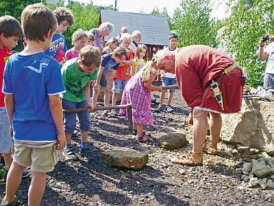 Steine behauen wie einst die römischen Bergarbeiter – dabei haben nicht nur die Kleinsten größten Spaß! - Foto: epr/Vulkanpark
