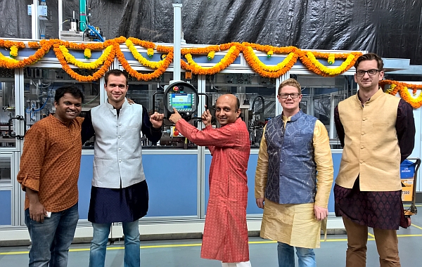 V.l.n.r.: Rupesh Madawadkar (Fertigungsplaner bei Siemens Indien), Alexander Scheubeck (Monteur bei Strama-MPS), Chetan Suthar (Abteilungsleiter Fertigungsplanung bei Siemens Indien), Markus Nowokowsky (Projektleiter bei Strama-MPS) und Tobias Wagner (Inbetriebnahme-Ingenieur bei Strama-MPS) 
