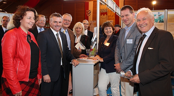 Zahlreiche Vertreter der Politik schlossen sich dem Messerundgang an, v.l. MdL Ruth Müller; Altlandrat Josef Eppeneder; Landrat Peter Dreier; Regierungspräsident Heinz Grunwald; Rosa-Maria Maurer, Bürgermeisterin Adlkofen; MdB Florian Oßner; Vorstandsvors. LAKUMED-Kliniken Dr. Marlis Flieser-Hartl; Ärztlicher Direktor Krankenhaus Landshut-Achdorf Prof. Dr. med. Johannes Schmidt; Staatsminister a.D. Erwin Huber                    Bildquelle: LAKUMED Kliniken