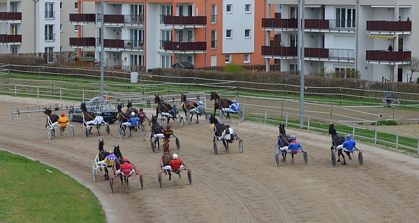 Volle Felder gibt es beim PMU-Mittagsrenntag am Montag in Straubing, wenn die Amateurfahrer in vier Prüfungen ihren PMU-Meister ermitteln - Foto: ZTVSR