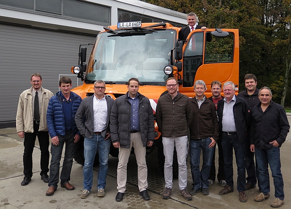 Landrat Peter Dreier (oben) freut sich gemeinsam mit Tiefbau-Abteilungsleiter Christian Nagl (4.v.l.), Geschäftsleitendem Beamten Peter Poesze (l.), Straßenmeister Johann Bichlmayer und einem Teil der Rottenburger Bauhofmannschaft über den neuen Unimog.  - Foto: Landratsamt Landshut