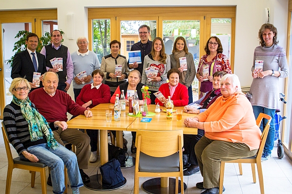 Georg Kagermeier von der AOK-Direktion Straubing, Matthias Reisinger, Leiter Stadtmarketing Straubing, Alfred Zeitler, Vorsitzender des Seniorenbeirats, Rita Hilmer von der Bürgerstiftung Straubing, Carsten Bonas, Assistenz Begegnungsstätte und Leitung Familienhaus, Tanja Wolf, Leiterin Freiwilligenzentrum, Sandra Krä, Leiterin Geschäftsstelle Gesundheitsregion plus, Köchin Ellen Prasch und Birgit Fauser, Leitung des Begegnungscafés im Familienhaus mit Senioren beim Mittagessen im Begegnungscafé. - Foto: Stadt Straubing